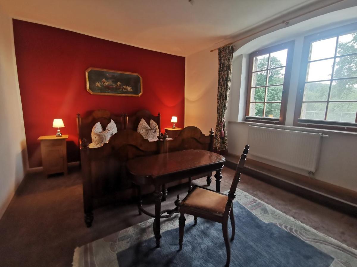 Ruhige Ferienwohnung Im Gutshaus Niederorschel Екстериор снимка